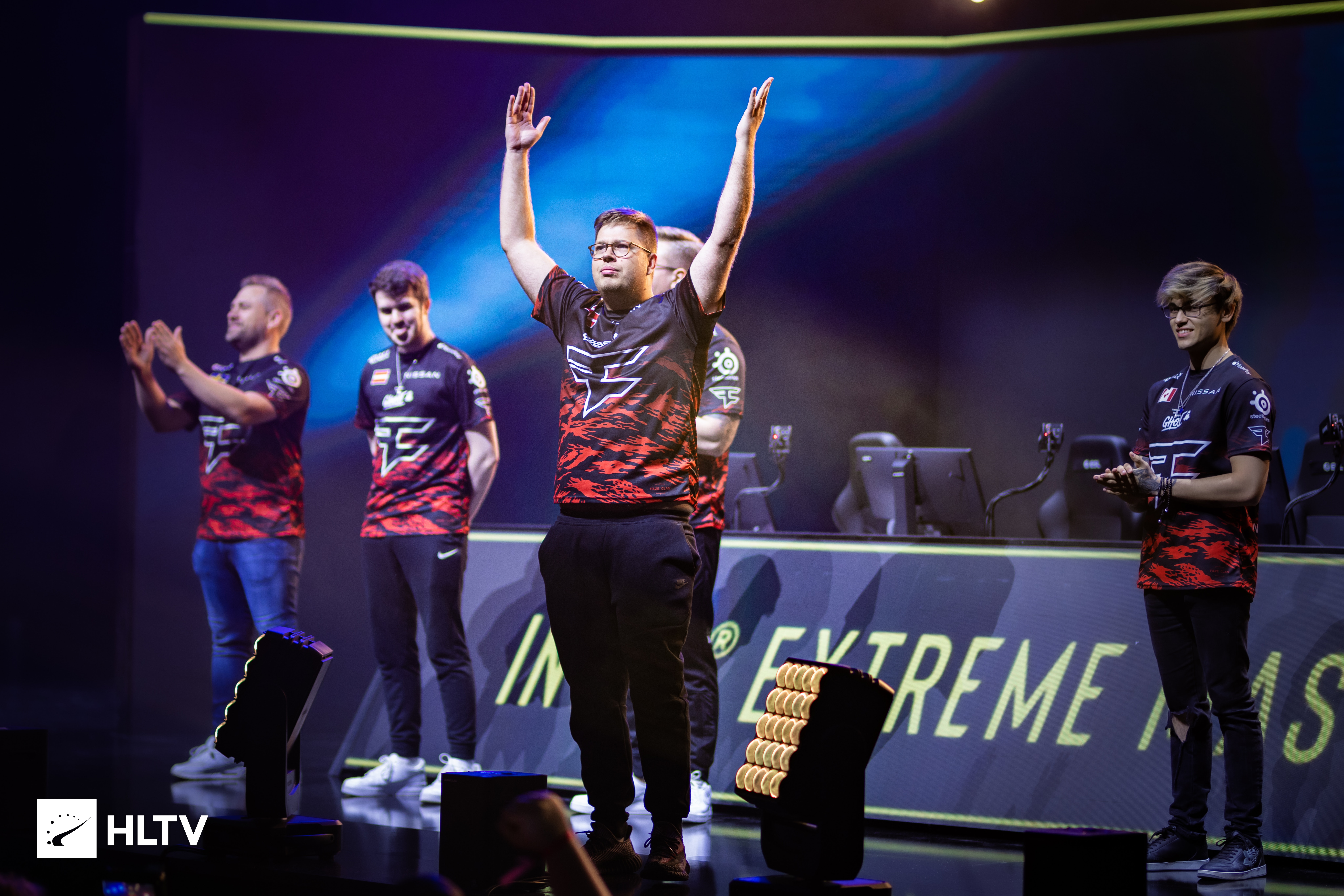 图片报：拜仁周四在贝肯鲍尔的墓前敬献了新花圈